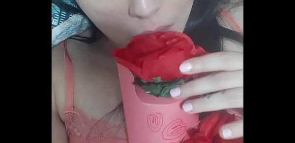  Mimi metendo uma rosa no seu cu